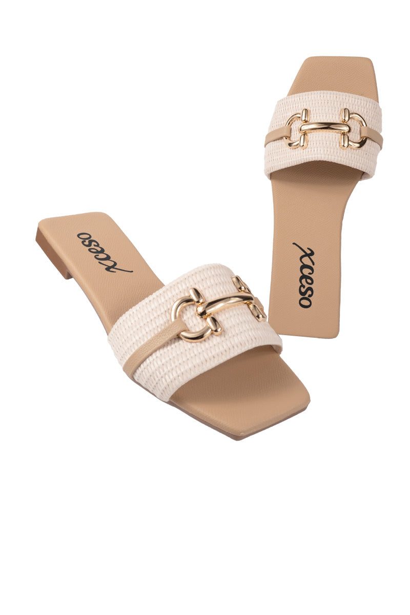 SANDALIA PLANA CON HERRAJE