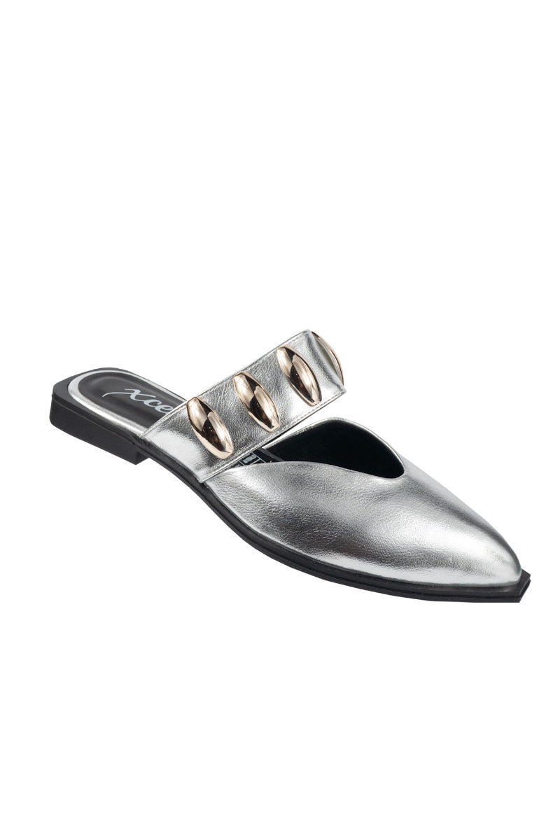 ZUECO EN PUNTA CON TACHES